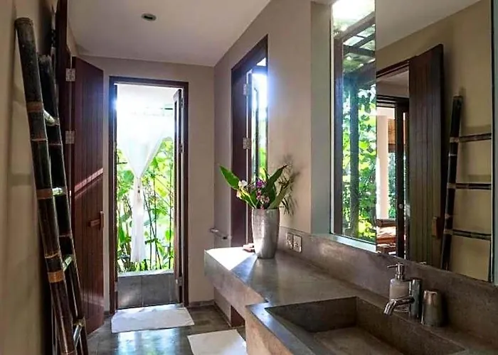 Entire 4 Bedroom Private Pool Zn17